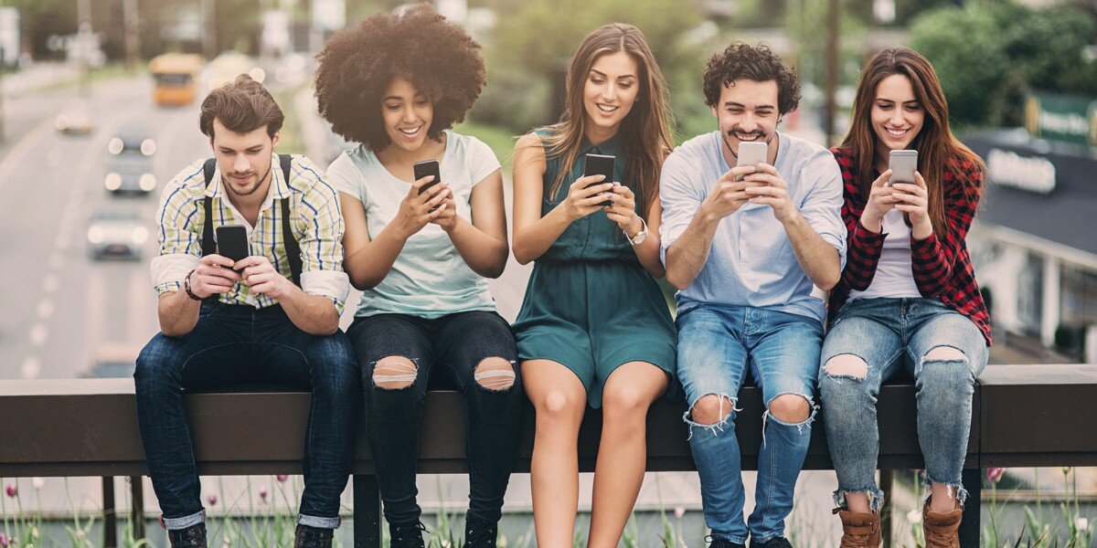 People_with_Smartphone {{brizy_dc_image_alt image}}